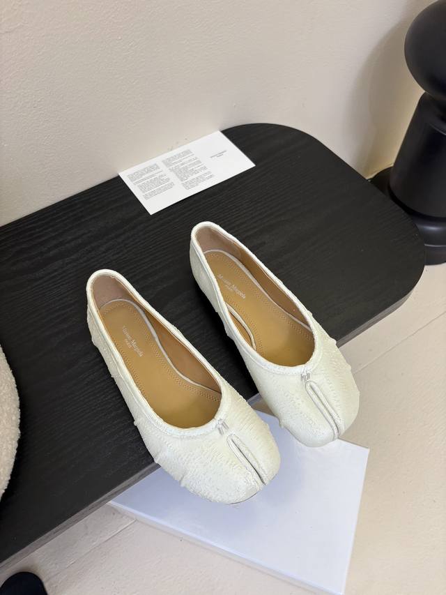 Purchasing-level version of Maison Margiela Tabi pleated ballet flats is so pop