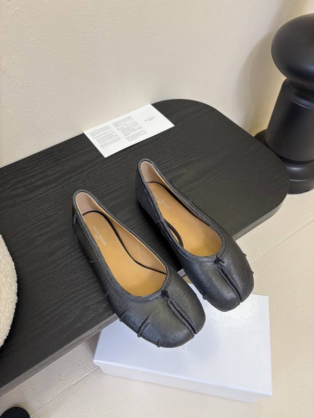 The purchasing-level version of Maison Margiela Tabi pleated ballet flats is so