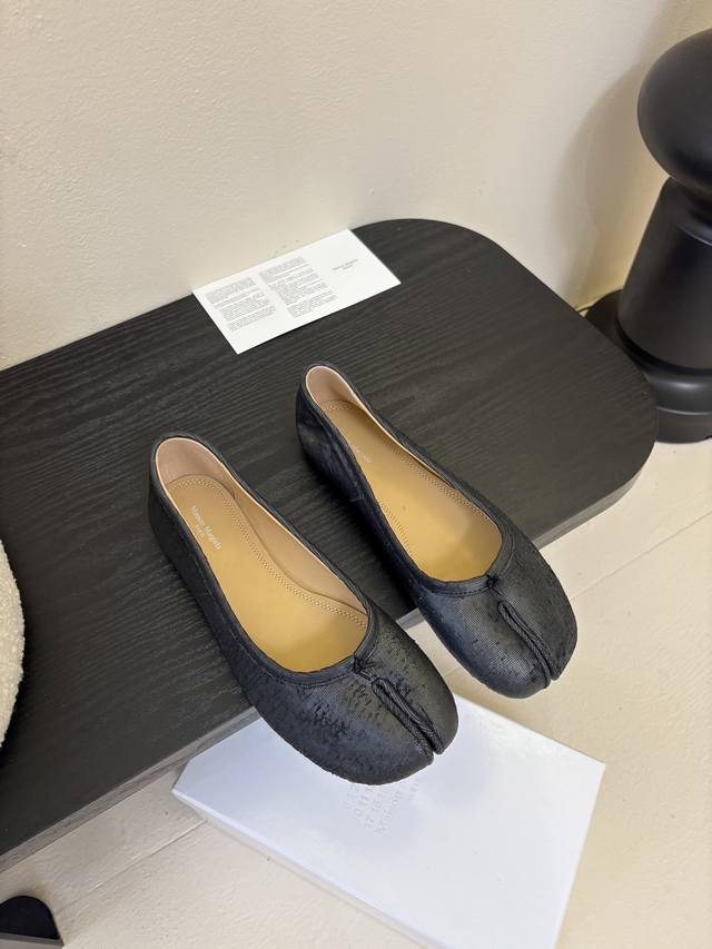 Purchasing-level version of Maison Margiela Tabi pleated ballet flats is so pop