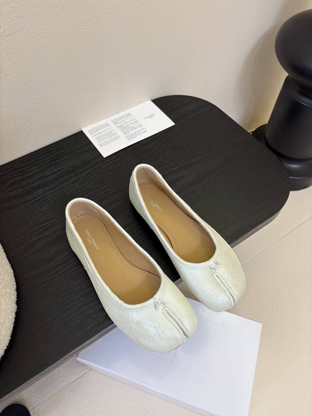 The purchasing-level version of Maison Margiela Tabi pleated ballet flats is so