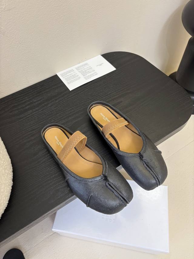 Purchasing-level version of Maison Margiela Tabi pleated ballet flats is so pop