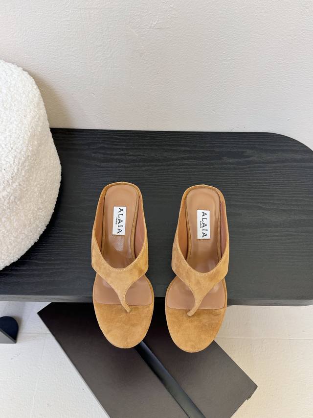 Alaia Spring and Summer New Products Simple Lamb Wedge Heel Flip Flops Slippers