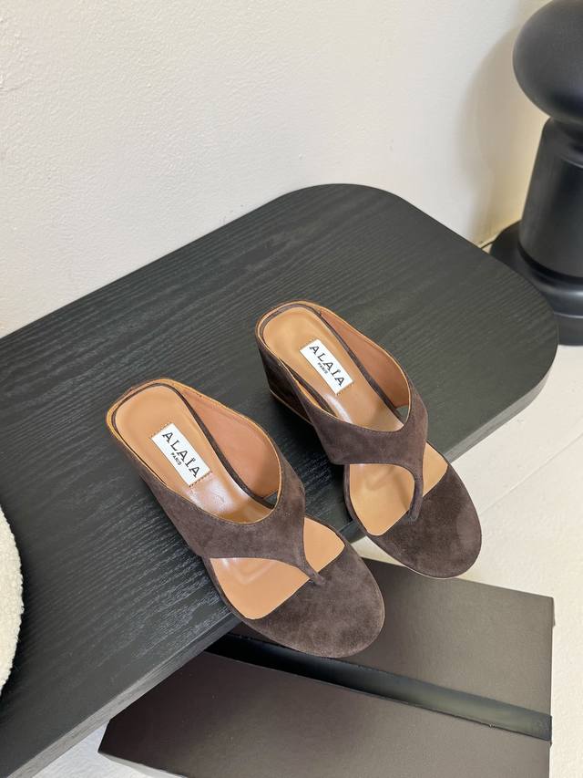 Alaia Spring and Summer New Products Simple Sheep Wedge Heel Flip Flops Sandals