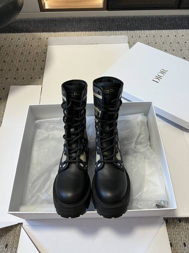 Dior-Major pair of light-soled embroidered short boots made in Dongguan. DDD. T