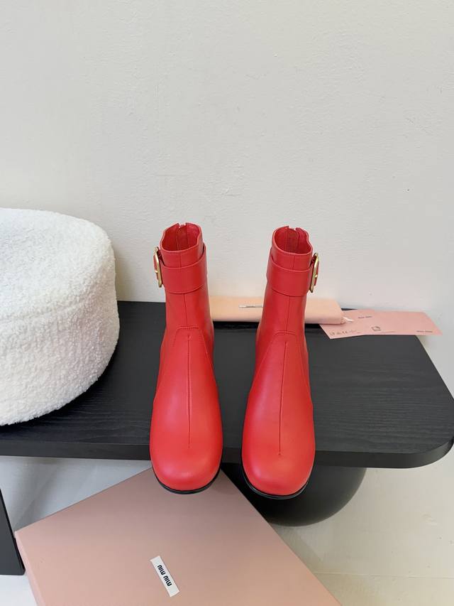 Miumi*Miumi 25 autumn and winter catwalk model. The boots have always attracted
