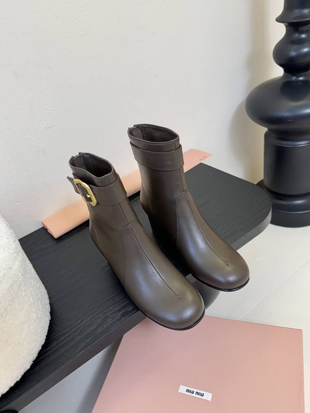 Miumi*Miumi 25 autumn and winter catwalk model. The boots have always attracted