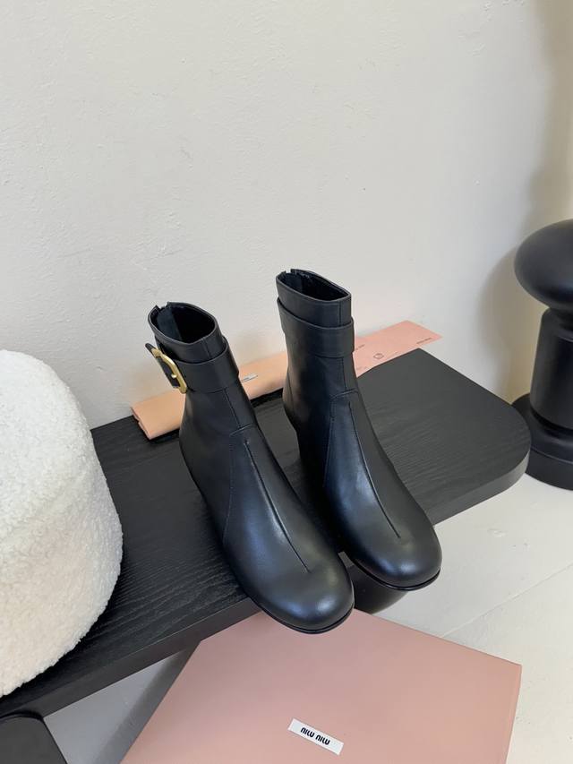 Miumi*Miumi 25 autumn and winter catwalk model. The boots have always attracted