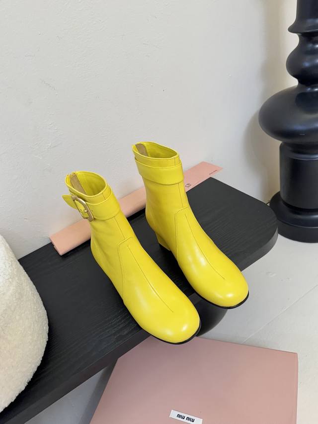 Miumi*Miumi 25 autumn and winter catwalk model. The boots have always attracted