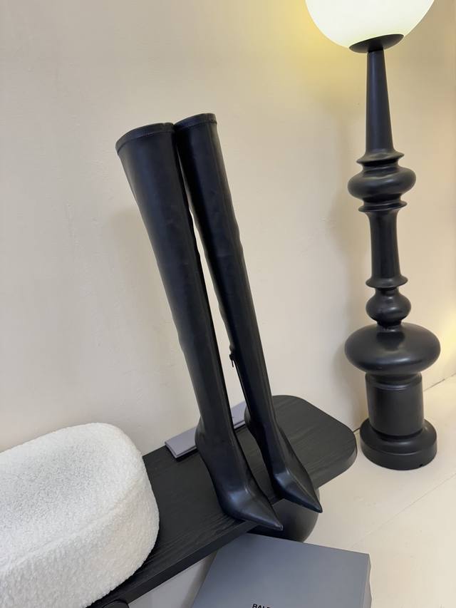 Balenciaga pointed zipper boots I want to be a Balenciaga woman, so cool. The sh
