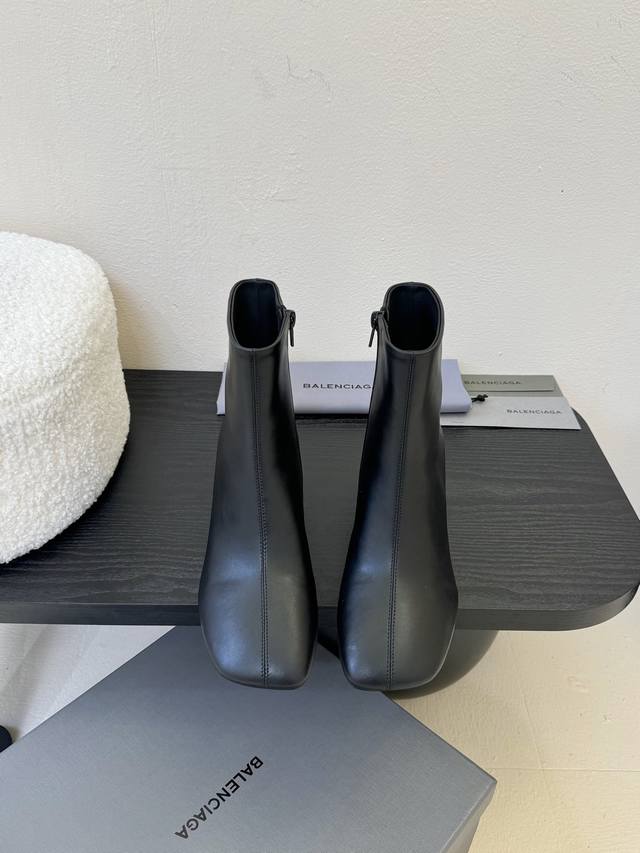 BalenciagaBalenciaga catwalk boots, Paris Fashion Week blockbuster new products,