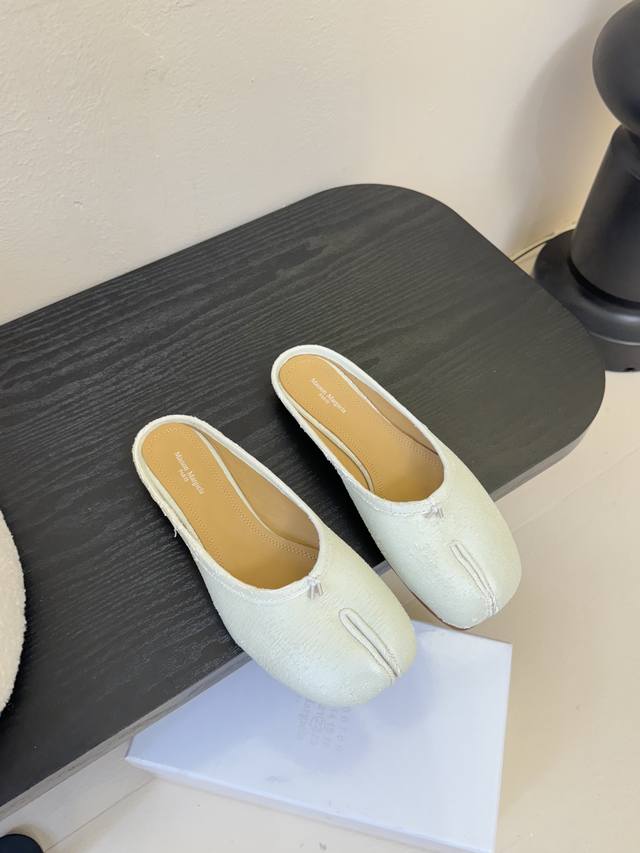 Purchasing-level version of Maison Margiela Tabi pleated ballet flats is so pop