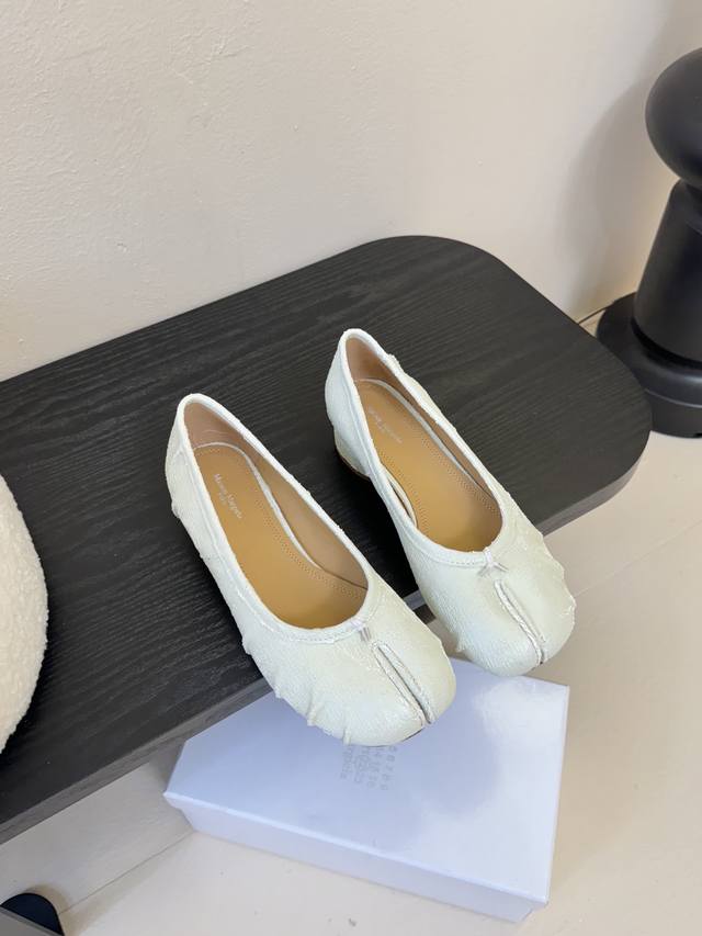 The purchasing version of Maison Margiela Tabi pleated ballet flats is so popul