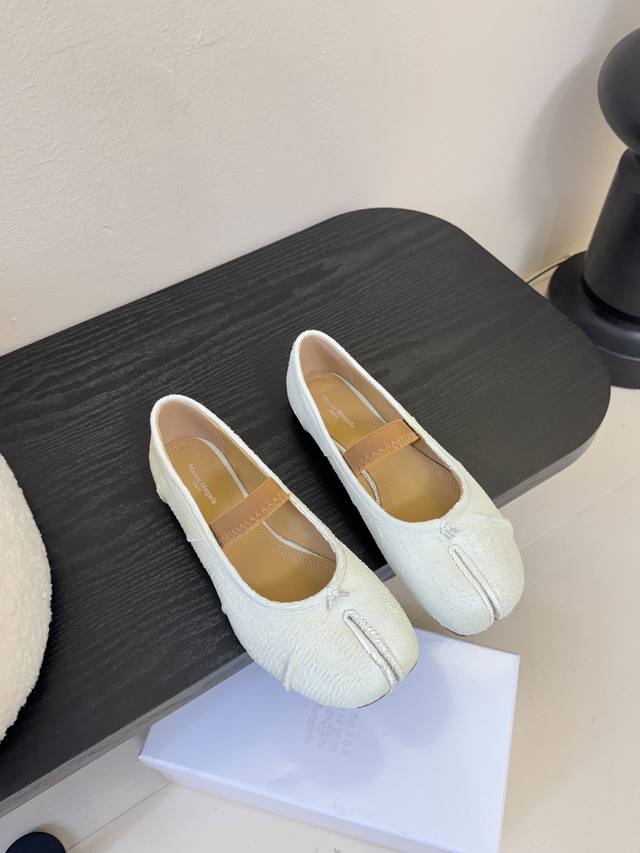 The purchasing version of Maison Margiela Tabi pleated ballet flats is so popul