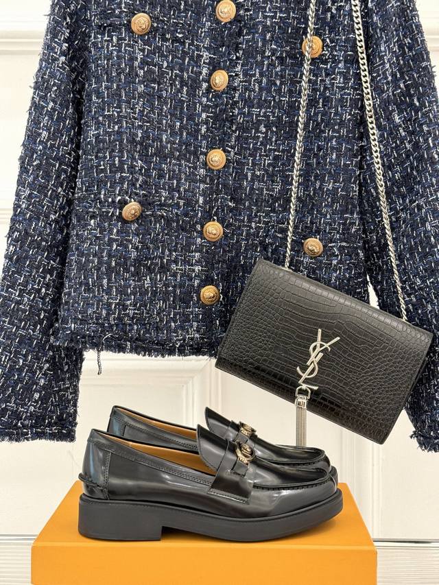 factory priceTod's classic metal buckle retro thick-soled loafersIt is based on