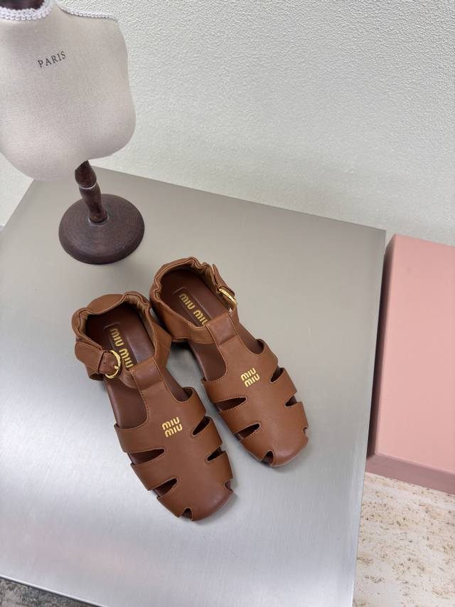 Miu'miu flat comfortable sandals Brown lambskin version Flat design Series Miu'm
