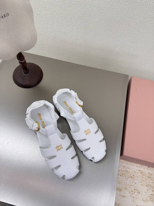 Miu'miu flat comfortable sandals White lambskin version Flat design Series Miu'm