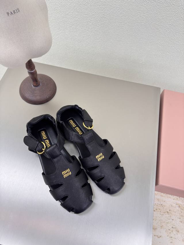 Miu'miu flat comfortable sandals Black lambskin version Flat design Series Miu'm