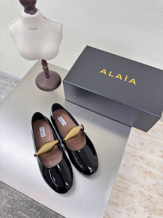 Spring decorated flat shoes Flat Alaia slippers from Paris Love at first sight