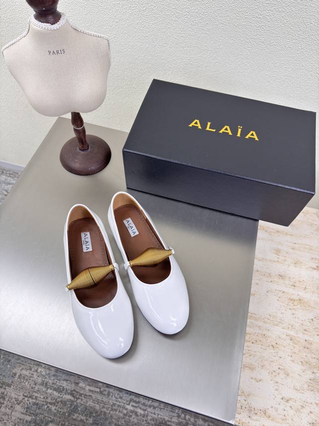 Spring decorated flat shoes Flat Alaia slippers from Paris Love at first sight