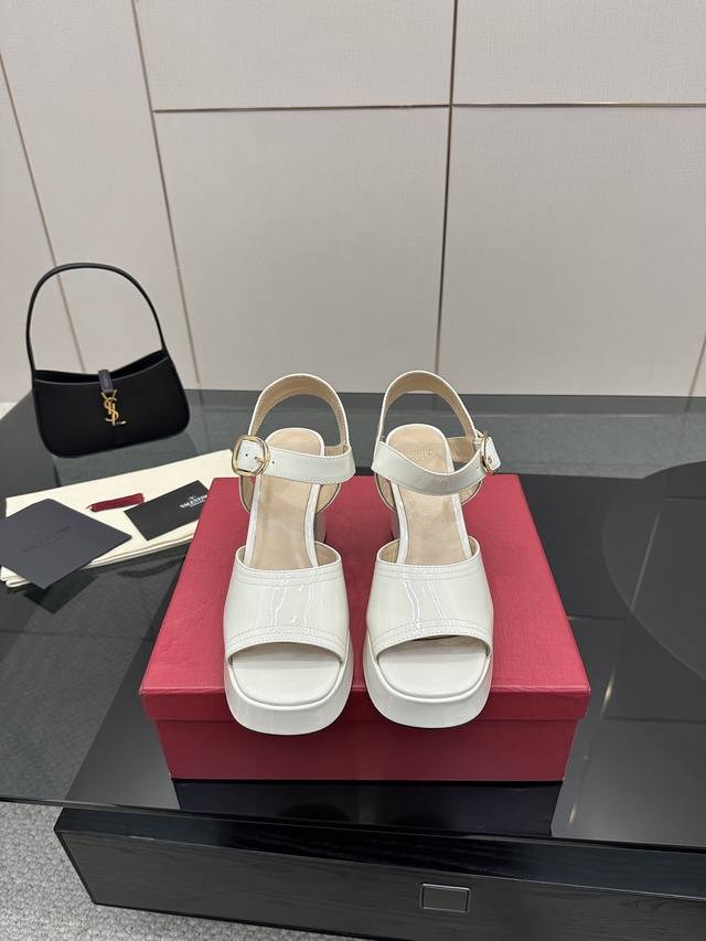 Valentino 25Ss Spring and Summer New Waterproof Platform High Heel Sandals A pai