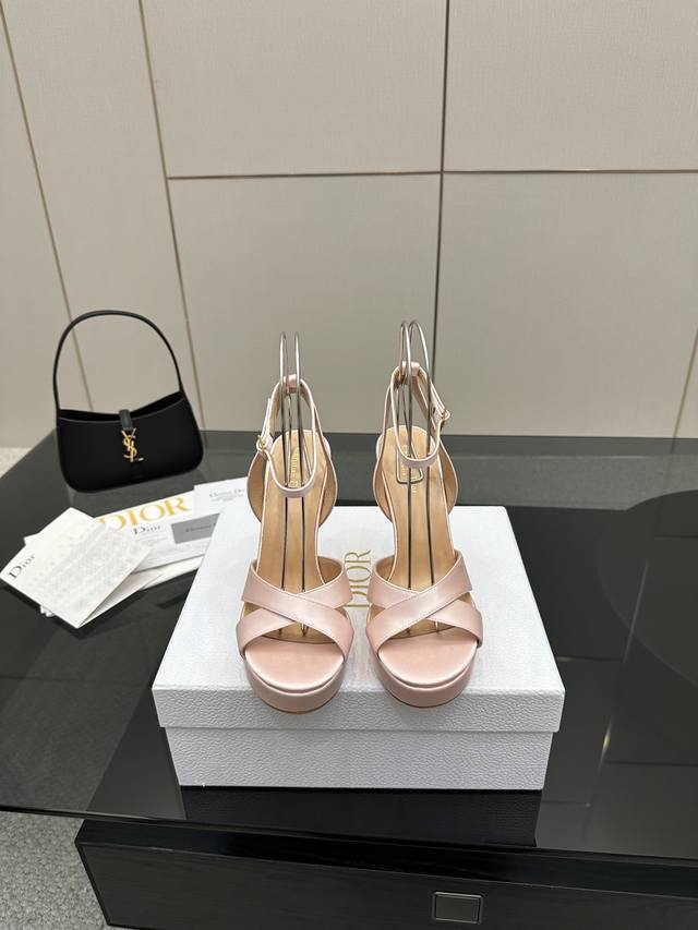 Dior's new spring and summer pearl heel cross-strap sandals. This style is perfe