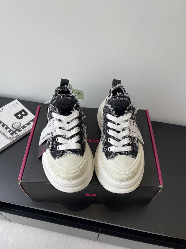 SmilerepublicLow-top Smile 2.0 series is here. The thick sole is so soft that it