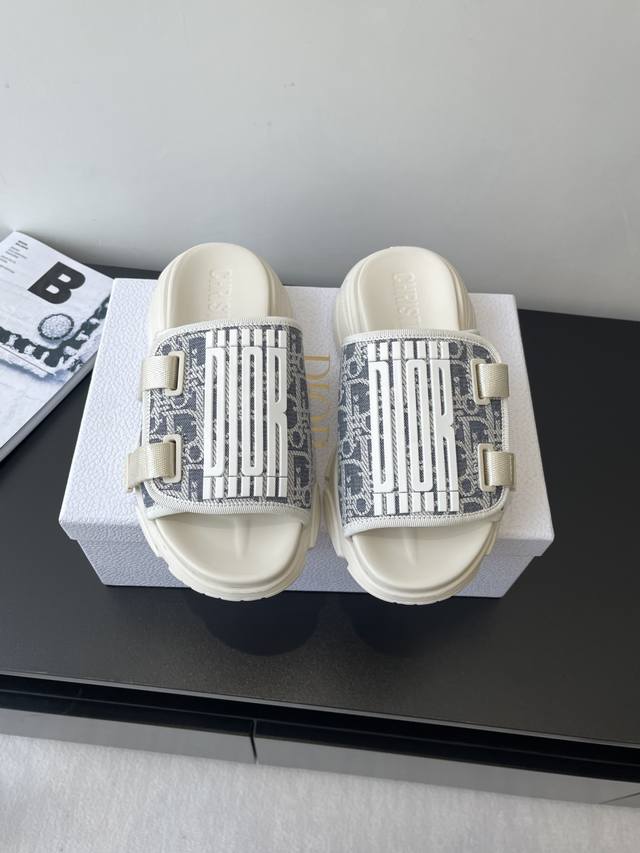 Dior 25Ss Spring and Summer New D-shaped Embroidered Thick-soled Sports Slippers