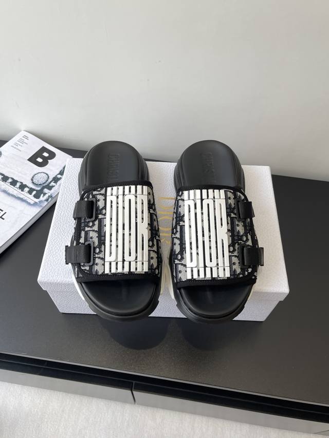 Dior 25Ss Spring and Summer New D-shaped Embroidered Thick-soled Sports Slippers
