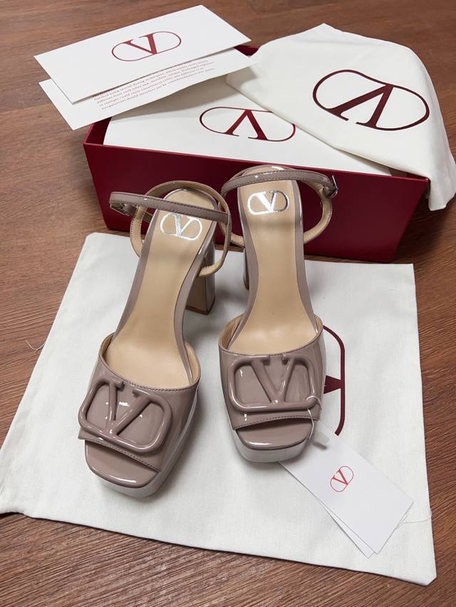 Valentin*2025 style - sky-high thick-heeled high heels, the same style as celebr