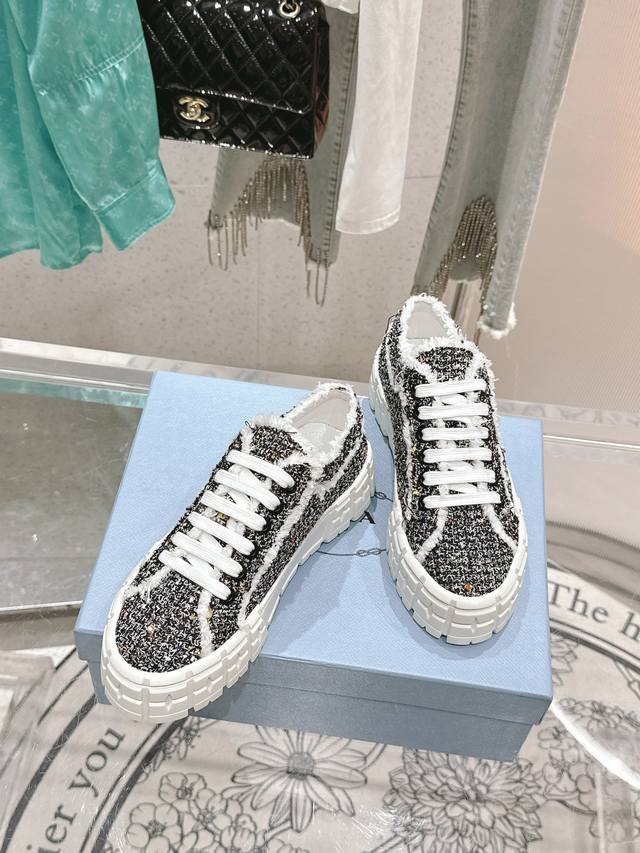 Classic thick-soled classic triangle logo casual sneakers with perfect details
