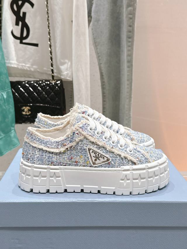 Classic thick-soled classic triangle logo casual sneakers with perfect details