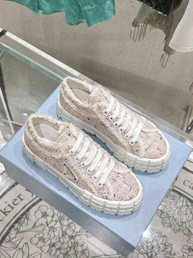 Classic thick-soled classic triangle logo casual sneakers with perfect details