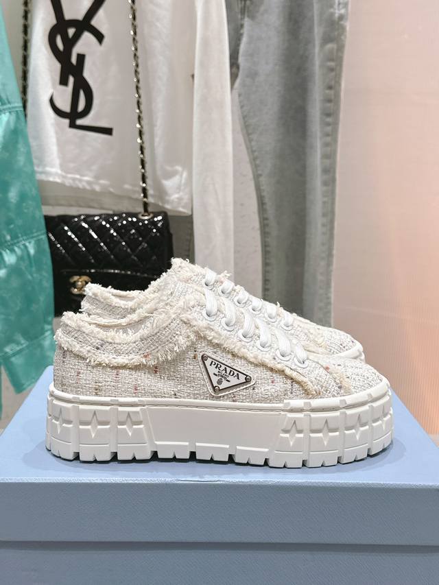 Classic thick-soled classic triangle logo casual sneakers with perfect details