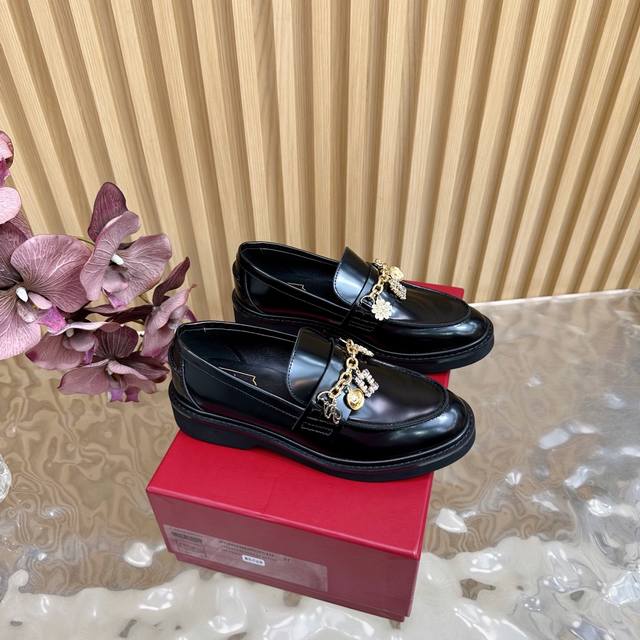 Roger Vivier Rv25Ss New rhinestone chain loafers This is definitely a fashionabl