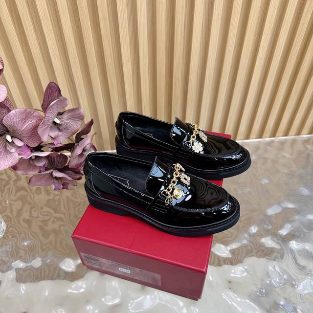Roger Vivier Rv25Ss New rhinestone chain loafers This is definitely a fashionabl