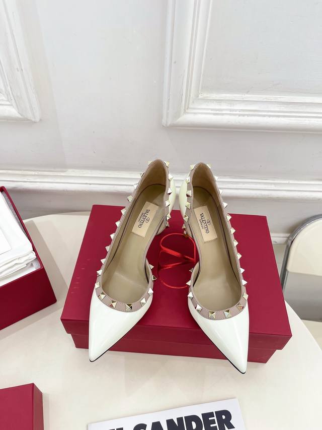 Valentino 2025Ss Spring and Summer New Product Vt Pointed Toe Hollow Rivet High