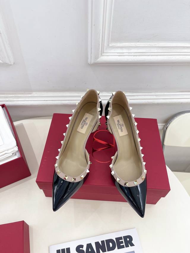 Valentino 2025Ss Spring and Summer New Product Vt Pointed Toe Hollow Rivet High