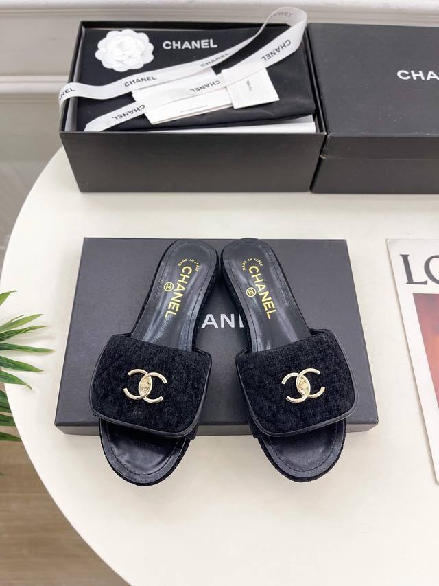 Chanel 25 2025 Spring and Summer New Products Counter Classic Chanel Style Back