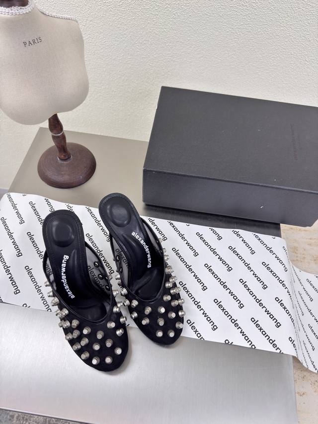 High heels with three-dimensional rivets Alexanderwaog King's high heels with th