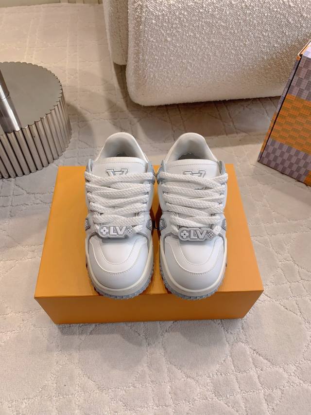 factory price P Louis Vuitt* Chubby casual shoes. The chubby shoe shape comes wi