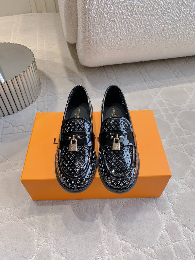 factory price P Louis Vuitt* new hollow loafers comfortable and breathable lock