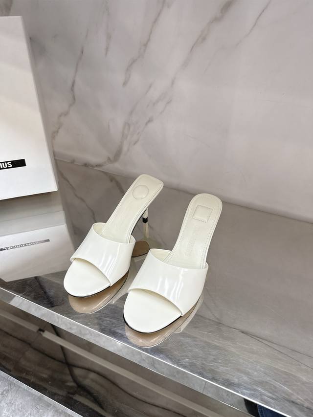 Jacquemus25 Spring and Summer new high-heeled sandals for women, minimalist one-