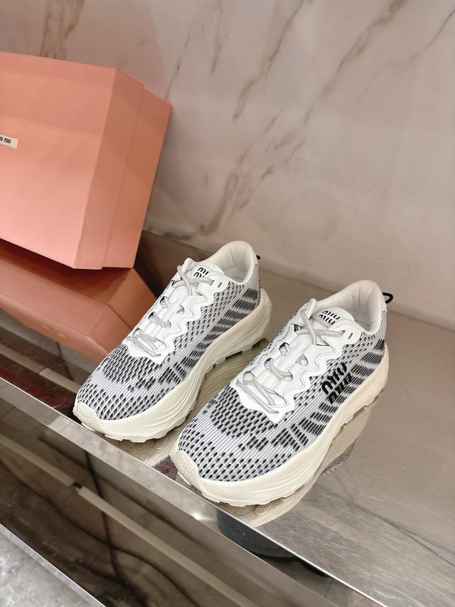 Miu Mi* New thick-soled sports shoes are minimalist, retro and literary in style