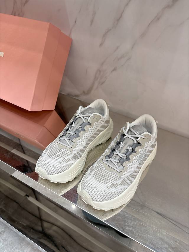 Miu Mi* New thick-soled sports shoes are simple, retro and literary in style. Th