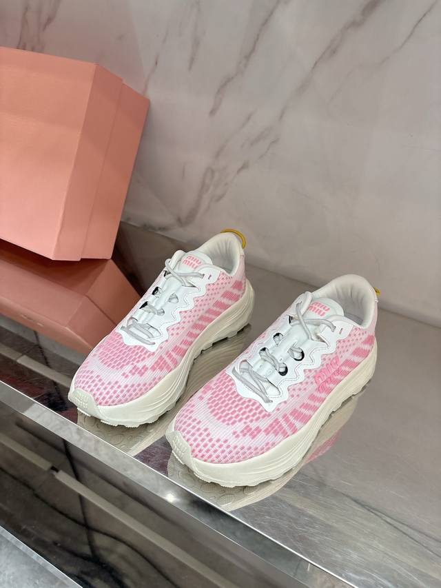 Miu Mi* new thick-soled sports shoes are minimalist, retro and literary in style