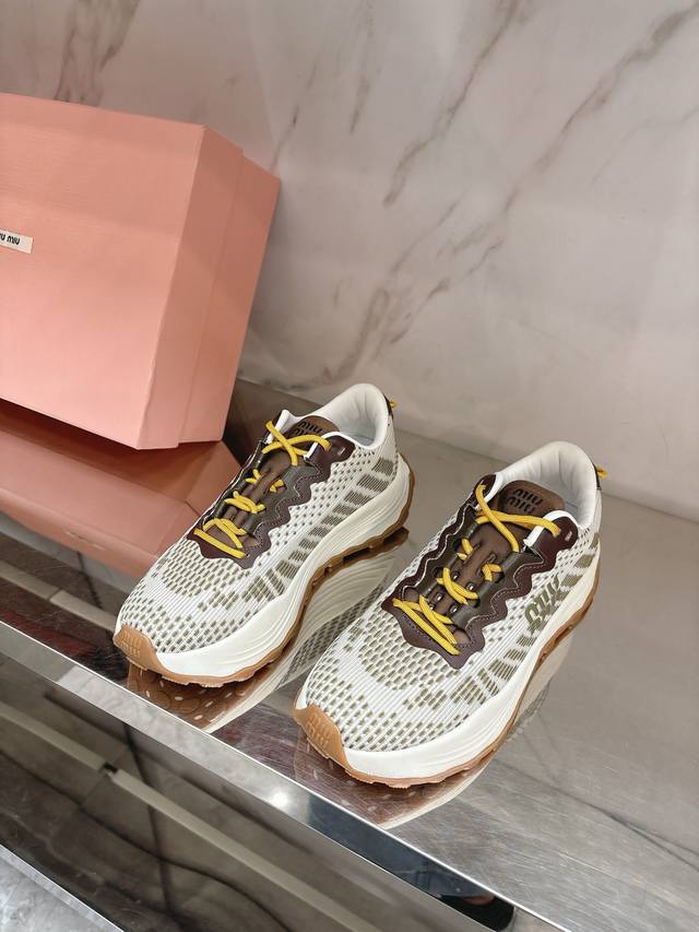 Miu Mi* New thick-soled sports shoes are simple, retro and literary in style. Th