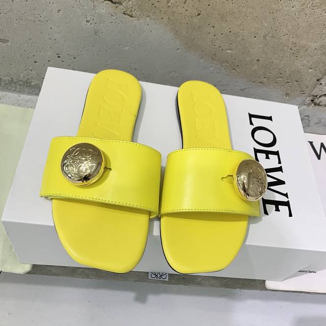 Loew*25 Spring and Summer new slippers are unique in shape, and the comfort is v