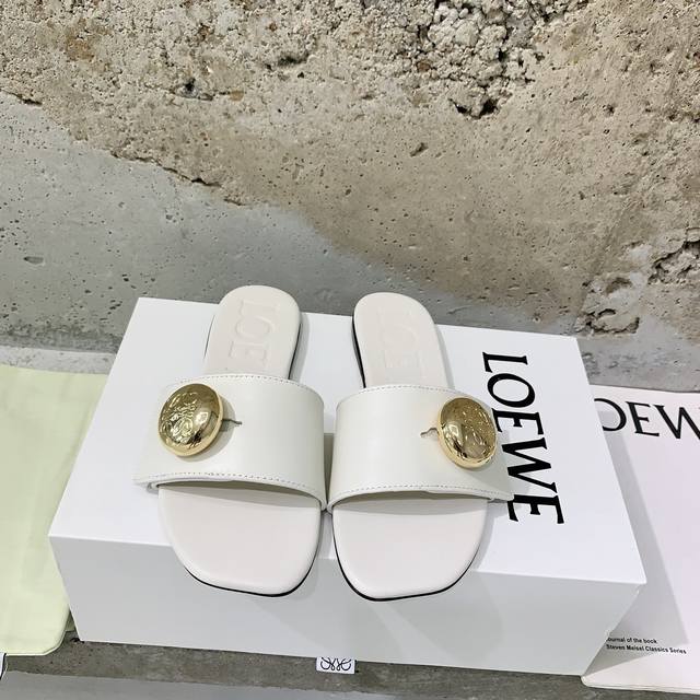 Loew*25 Spring and Summer new slippers are unique in shape, and the comfort is v