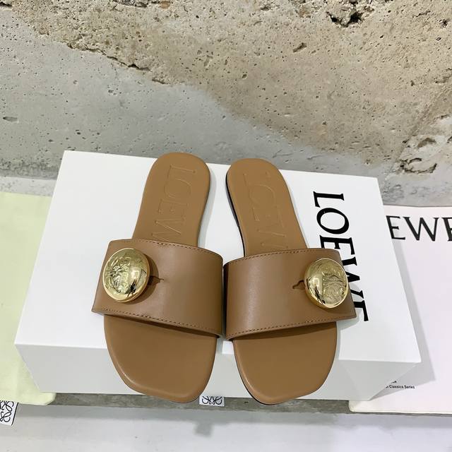 Loew*25 Spring and Summer new slippers are unique in shape, and the comfort is v