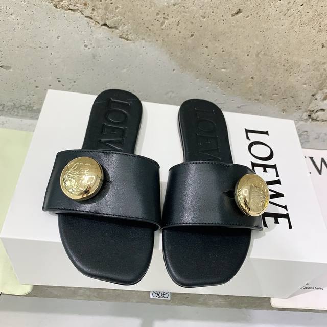 Loew*25 Spring and Summer new slippers are unique in shape, and the comfort is v